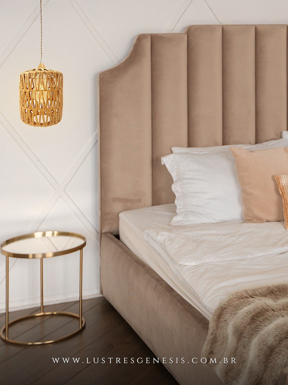 Pendente de teto de sisal e madeira Gili instalado ao lado de uma cama em quarto elegante, com mesa lateral dourada e decoração sofisticada.